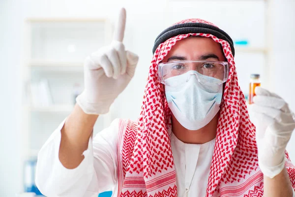 Químico de la industria farmacéutica trabajando en laboratorio —  Fotos de Stock