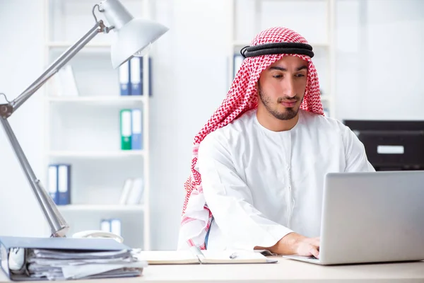 Ofiste çalışan Arap işadamı. — Stok fotoğraf