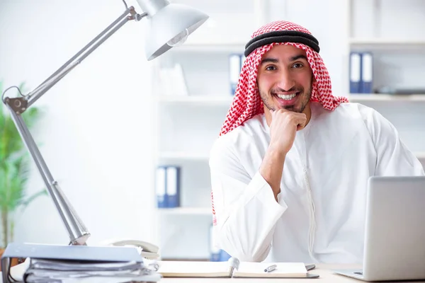 Uomo d'affari arabo che lavora in ufficio — Foto Stock