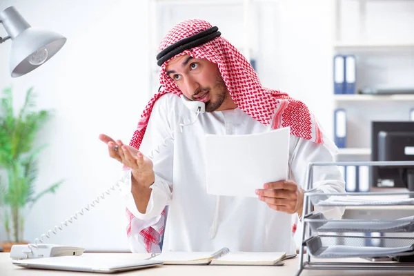 Homme d'affaires arabe travaillant dans le bureau — Photo