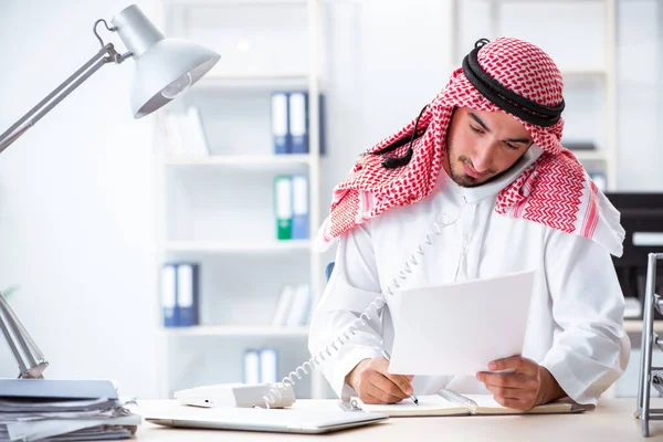 Arabische zakenman werkzaam in het kantoor — Stockfoto