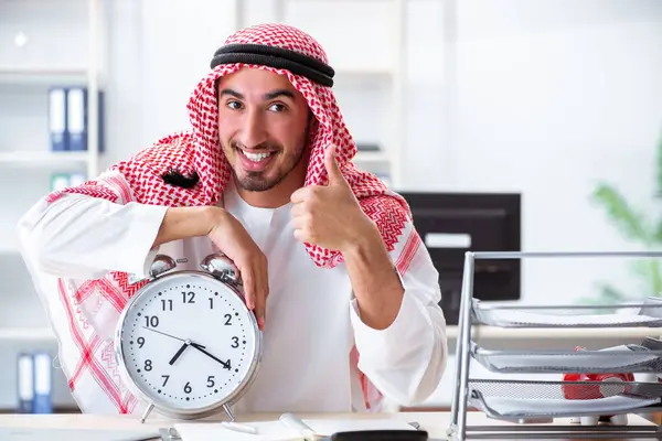 Uomo d'affari arabo che lavora in ufficio — Foto Stock