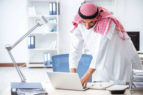 Uomo d'affari arabo che lavora in ufficio — Foto Stock