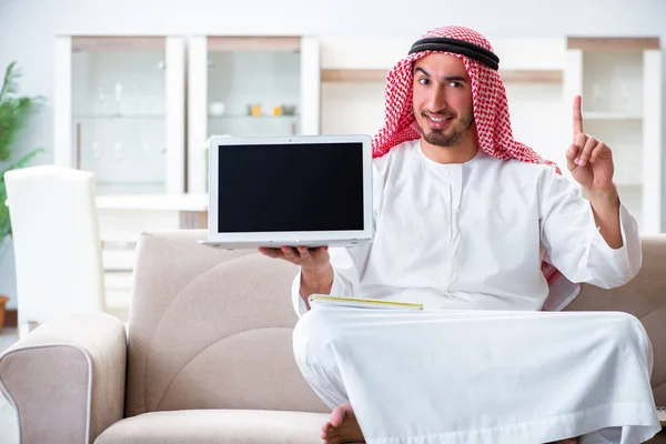 Uomo arabo che lavora a casa sul suo lavoro — Foto Stock