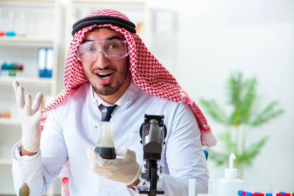 Laboratuvarda çalışan Arap kimyager. — Stok fotoğraf