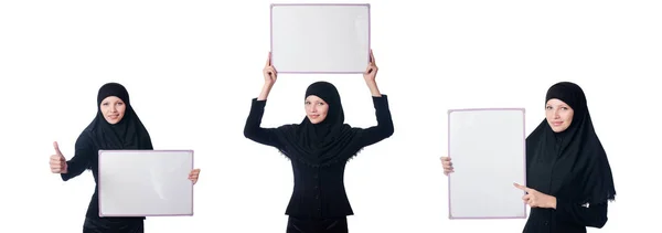 Mujer musulmana con el tablero en blanco sobre fondo blanco — ストック写真