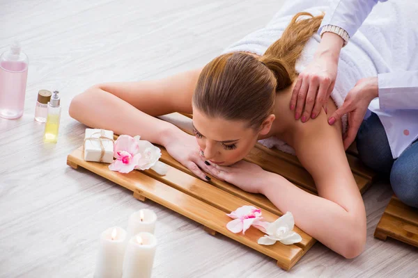 Mujer joven durante el procedimiento de spa en el salón — Foto de Stock