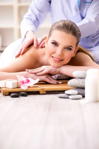 Jeune femme pendant la procédure de spa dans le salon — Photo