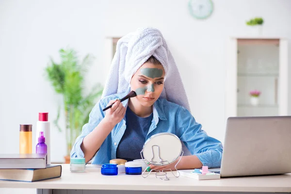 Beauty-Bloggerin trägt Maske auf und postet im Internet-Blog — Stockfoto