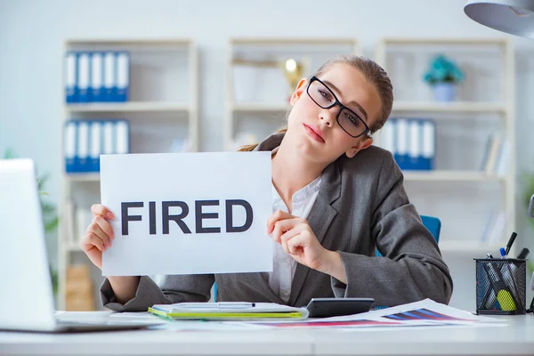 Geschäftsfrau sitzt mit Botschaft im Büro — Stockfoto