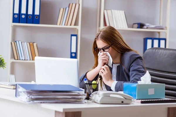 Bizneswoman pracownik chory w biurze — Zdjęcie stockowe