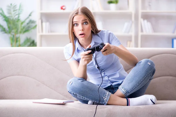 Joven estudiante jugando juegos en casa — Foto de Stock