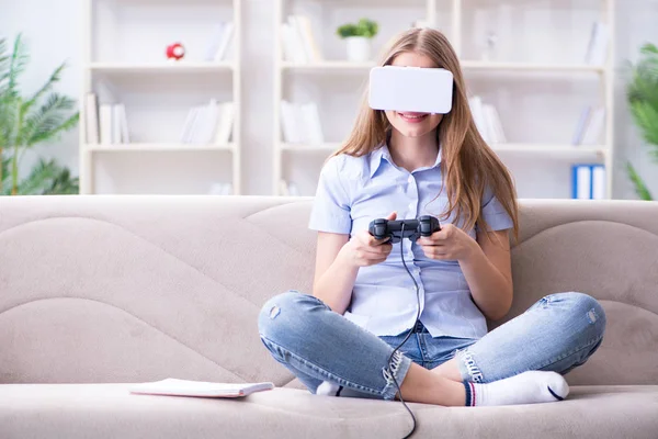 Jong meisje spelen virtual reality games — Stockfoto