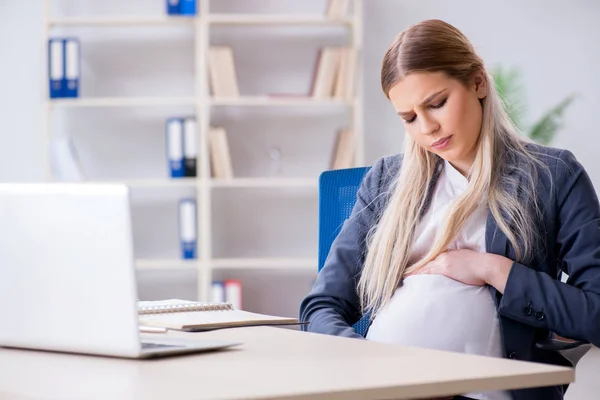 Gravid kvinna anställd på kontoret — Stockfoto