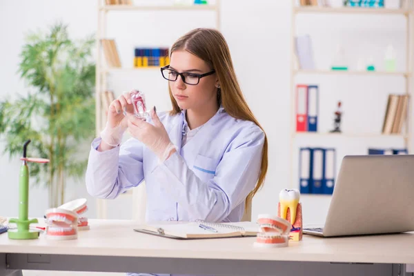 Étudiant en dentisterie pratiquant des compétences en classe — Photo