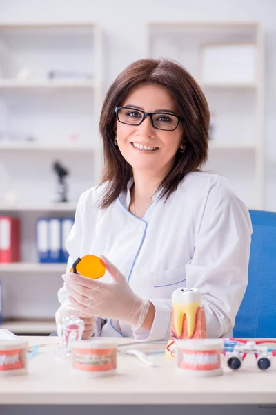 Žena zubař pracuje na zuby implantát — Stock fotografie