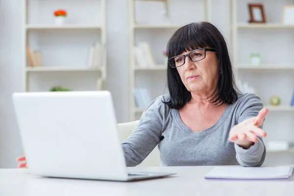 Oudere vrouw worstelt op de computer — Stockfoto