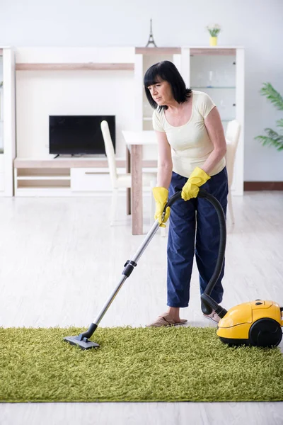 Vieille femme âgée fatiguée après l'aspirateur maison — Photo