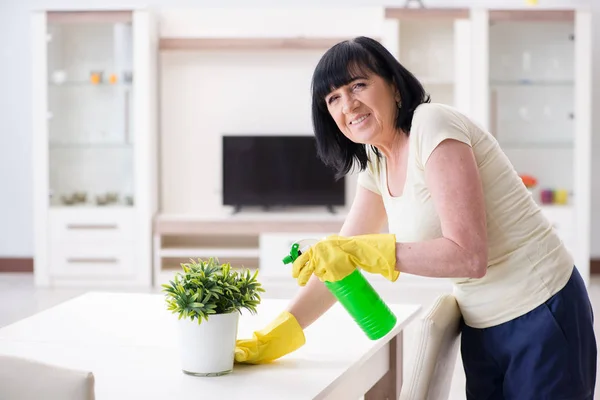 Vieja mujer madura cansada después de las tareas domésticas — Foto de Stock