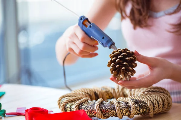 Frau bastelt zu Hause Weihnachtsdekoration — Stockfoto