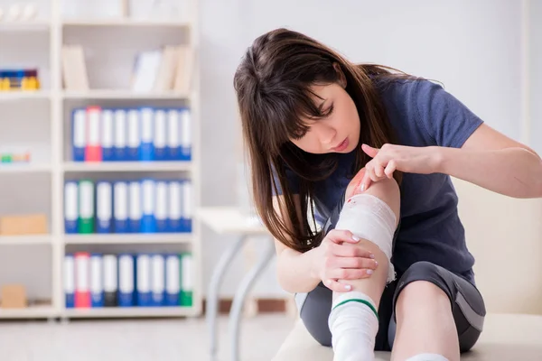 Patient visiting doctor after sustaining sports injury — Stock Photo, Image