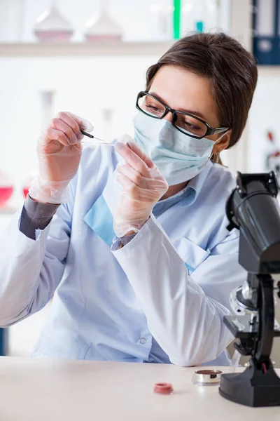 Laboratorium chemicus controleren schoonheid en make-up producten — Stockfoto