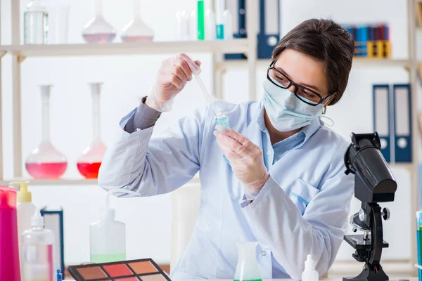 Laboratorio químico de control de belleza y productos de maquillaje — Foto de Stock