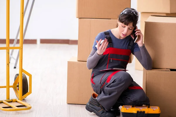 Mujer contratista moviendo cajas en concepto de reubicación — Foto de Stock