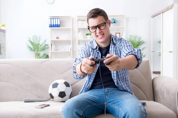 Hombre joven jugando juegos de ordenador en casa —  Fotos de Stock