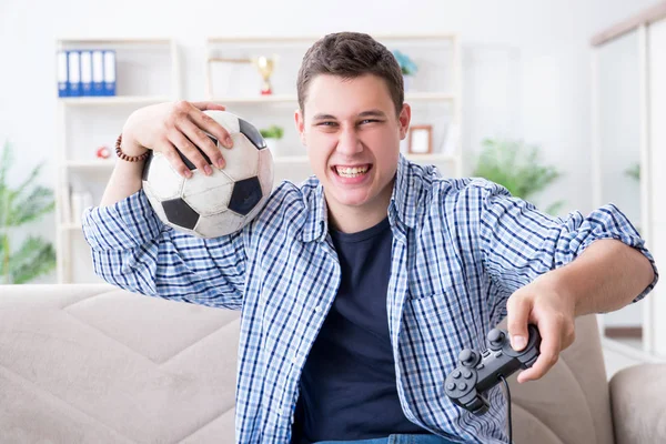 Hombre joven jugando juegos de ordenador en casa — Foto de Stock