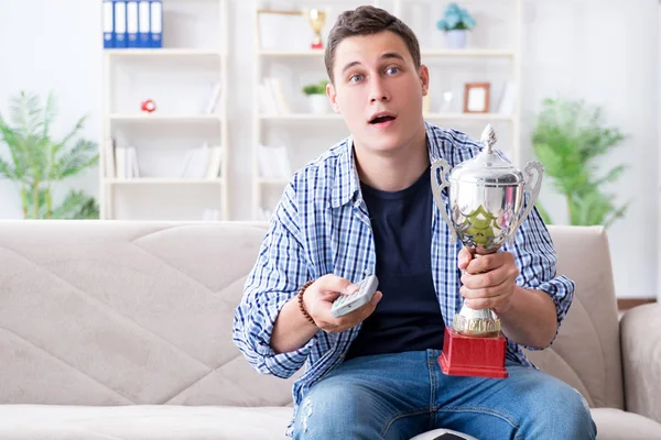 Giovane studente guardando il calcio a casa — Foto Stock