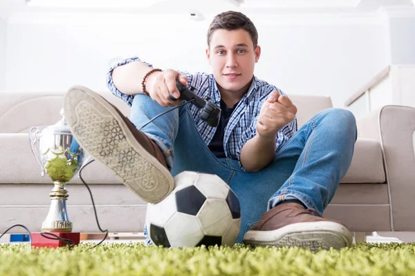 Jovem jogando jogos de computador em casa — Fotografia de Stock