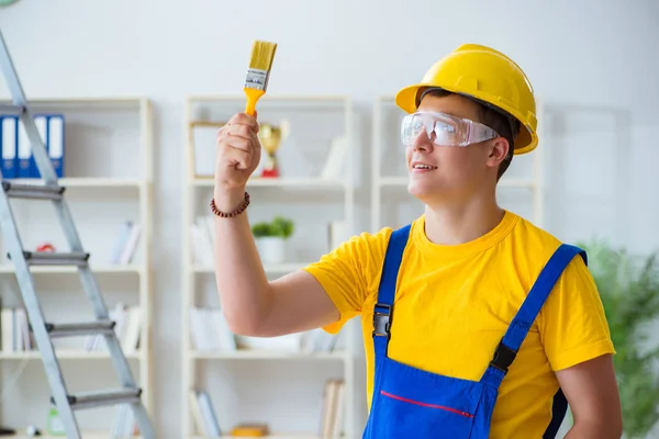 Pintor trabalhando em casa em projeto de remodelação — Fotografia de Stock