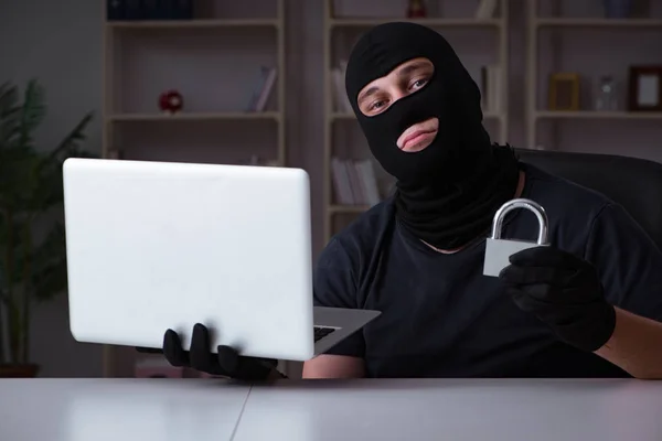 ハッカーが夜遅くにコンピュータをハッキング — ストック写真