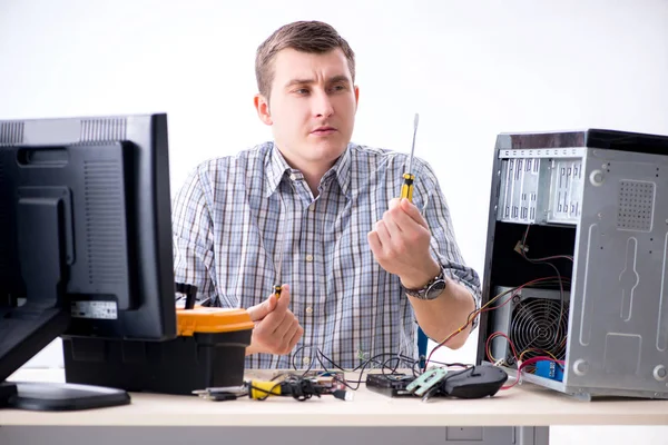 Jonge technicus repareert computer in werkplaats — Stockfoto