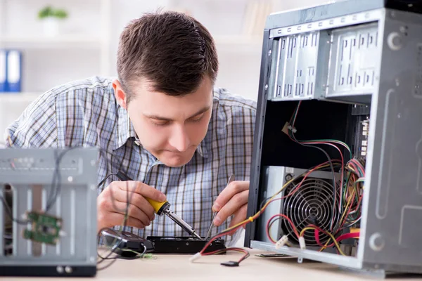 Jonge technicus repareert computer in werkplaats — Stockfoto