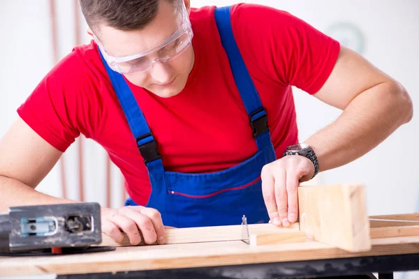 Müteahhit atölyede çalışıyor.