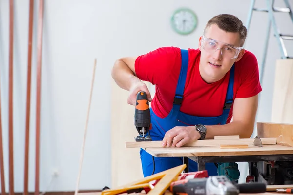 Lohnunternehmer arbeitet in der Werkstatt — Stockfoto