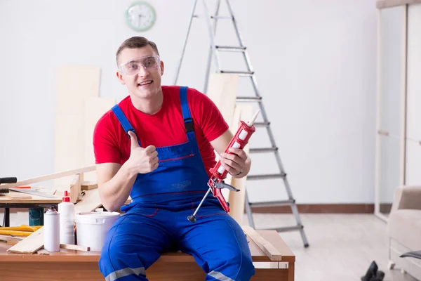 Empreiteiro que trabalha na oficina — Fotografia de Stock