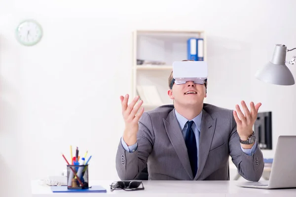 Homme d'affaires avec lunettes de réalité virtuelle au bureau — Photo