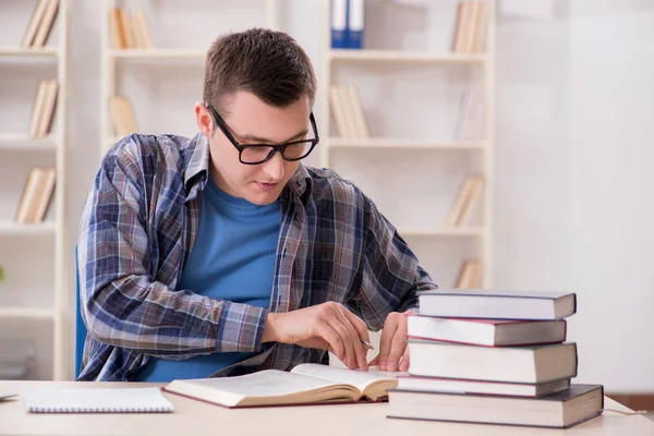 Jonge student bereidt zich voor op school examens met boeken — Stockfoto