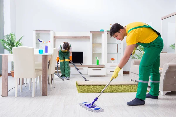 Schoonmaken van professionele aannemers die thuis werken — Stockfoto