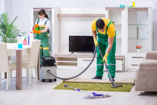 Empreiteiros profissionais de limpeza que trabalham em casa — Fotografia de Stock