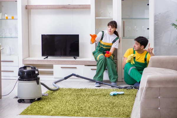 家で働くプロの請負業者の清掃 — ストック写真