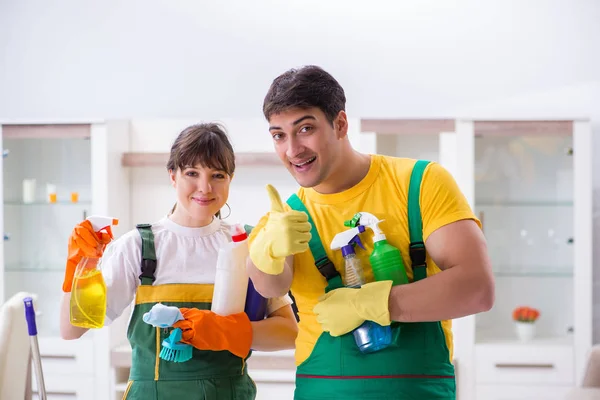 A háznál dolgozó hivatásos vállalkozók takarítása — Stock Fotó