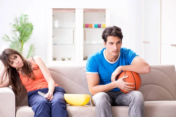 Hombre viendo baloncesto con su esposa — Foto de Stock