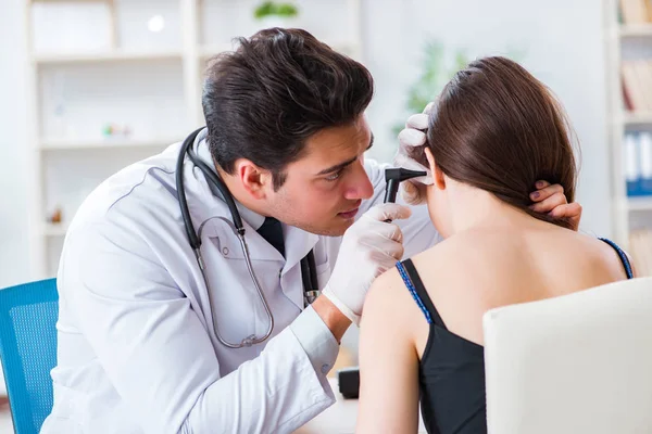 Medico controllo dei pazienti orecchio durante la visita medica — Foto Stock