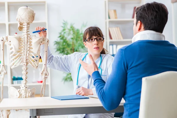 Doktor to vysvětluje pacientovi se zraněním krku. — Stock fotografie