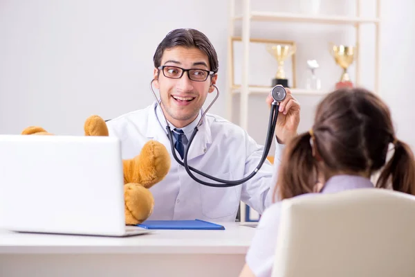 Küçük kız düzenli check-up için doktoru ziyaret ediyor. — Stok fotoğraf