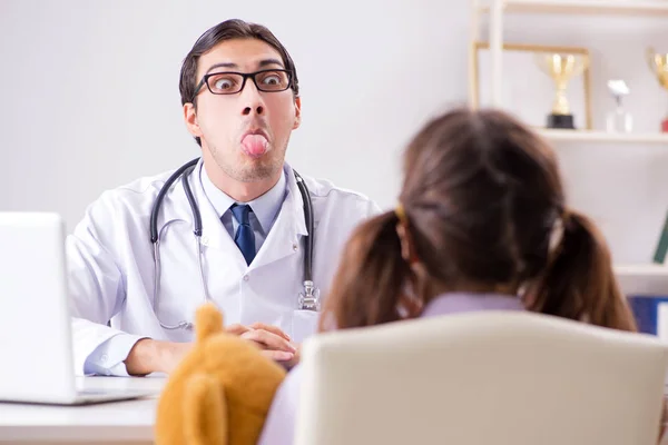 Niña visitando al médico para un chequeo regular — Foto de Stock